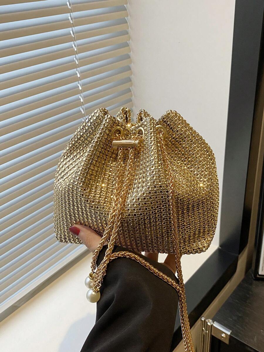 这款迷你时尚纯色水桶包，是一款百搭优雅的链条单肩包，适合购物、携带钱包、休闲外出等场合，尤其适合年轻女性、大学生、职场新人、白领人士。同时，也非常适合办公室、大学、工作、商务、通勤、户外活动、旅行和郊游等各种场合。