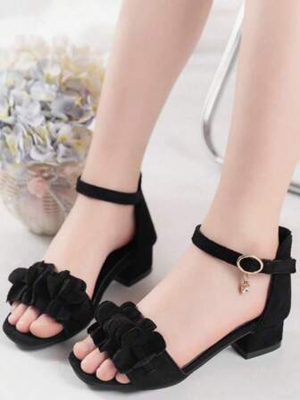 1 双 2025 夏季新款纯色女童高跟凉鞋，花卉装饰鞋面，简约时尚，踝带设计修身，适合女孩参加表演、晚宴等。