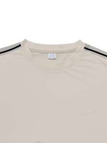 2 pezzi Tuta sportiva casual estiva da uomo, maglietta a maniche corte con righe laterali e pantaloni con vita con coulisse, set di abbigliamento maschile alla moda