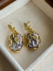 1 paire de boucles d'oreilles à tige en perle baroque naturelle vintage de haute qualité avec pendentif feuille dorée. Élégantes pour le port quotidien.