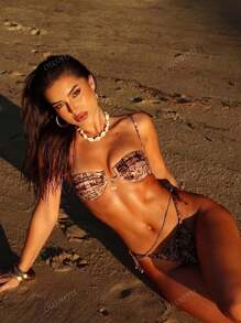 Bikini in stile solido nuovo europeo e americano per vacanze, bikini per festival musicali, feste e locali notturni con decorazioni metalliche alla moda e sexy