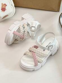 Un par de sandalias de verano para niños, con un diseño superior totalmente blanco, con decoración de flores tridimensionales, el centro de la flor incrustado con brillantes rhinestones, exquisito y llamativo. Diseño de hebilla de metal, fácil ajuste, para asegurar un ajuste cómodo. Suelas gruesas de moda y mayor estabilidad, fácil de caminar.