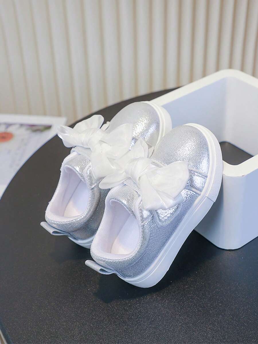 1 双儿童休闲简约运动鞋,柔软舒适,钩环蝴蝶结设计,适合户外活动、露营、野餐和跑步 - 銀色 - 查看 1