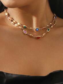 A Fashionable And Individualistic Rhinestone-Encrusted Double-Layered Necklace