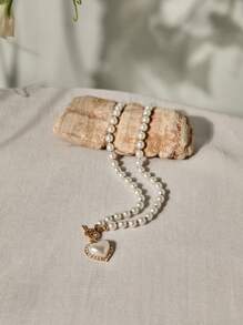 Pendentif en forme de cœur avec de faux perles et des billes. Bijou de cou adorable, parfait pour toute occasion : Saint-Valentin, Maman, Fête des mères, Cadeau