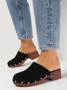 Zuecos con tachuelas decorativas