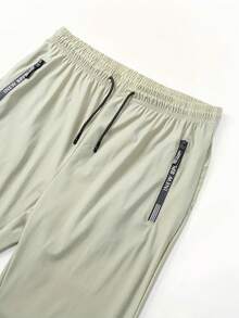 男士轻便透气弹力跑步裤，夏季款，带拉链口袋和抽绳腰带，采用柔软舒适的冰丝面料，纯色运动裤，适合日常穿着、户外活动、健身、度假、休闲垂钓等场合。 - 卡其色 - 查看 4