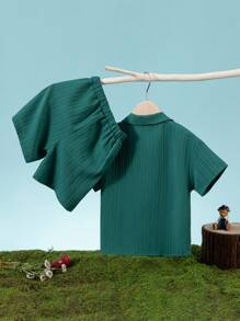 Set de 2 piezas para niños: Outfit casual de verano de color liso, camisa y shorts, estilo básico y simple