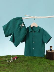 Set de 2 piezas para niños: Outfit casual de verano de color liso, camisa y shorts, estilo básico y simple