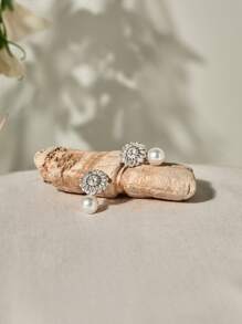 1 Coppia di eleganti orecchini alla moda da donna con inserti di perle finte e zirconi bianchi