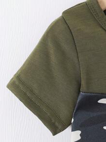 Set de 2 piezas, camiseta de manga corta de cuello redondo con estampado de camuflaje y pantalones cortos, informal para niños, para verano
