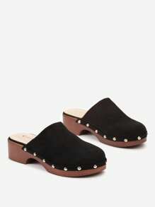Zuecos con tachuelas decorativas