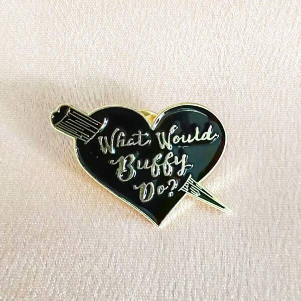 1pc Retro Metal Heart-Shaped Brooch, Engraved With "What Would Buffy Do?" Classic Black Personalized Letter Pin, Accessory For Clothes, Hats, Bags, Daily Wear Backpack For School