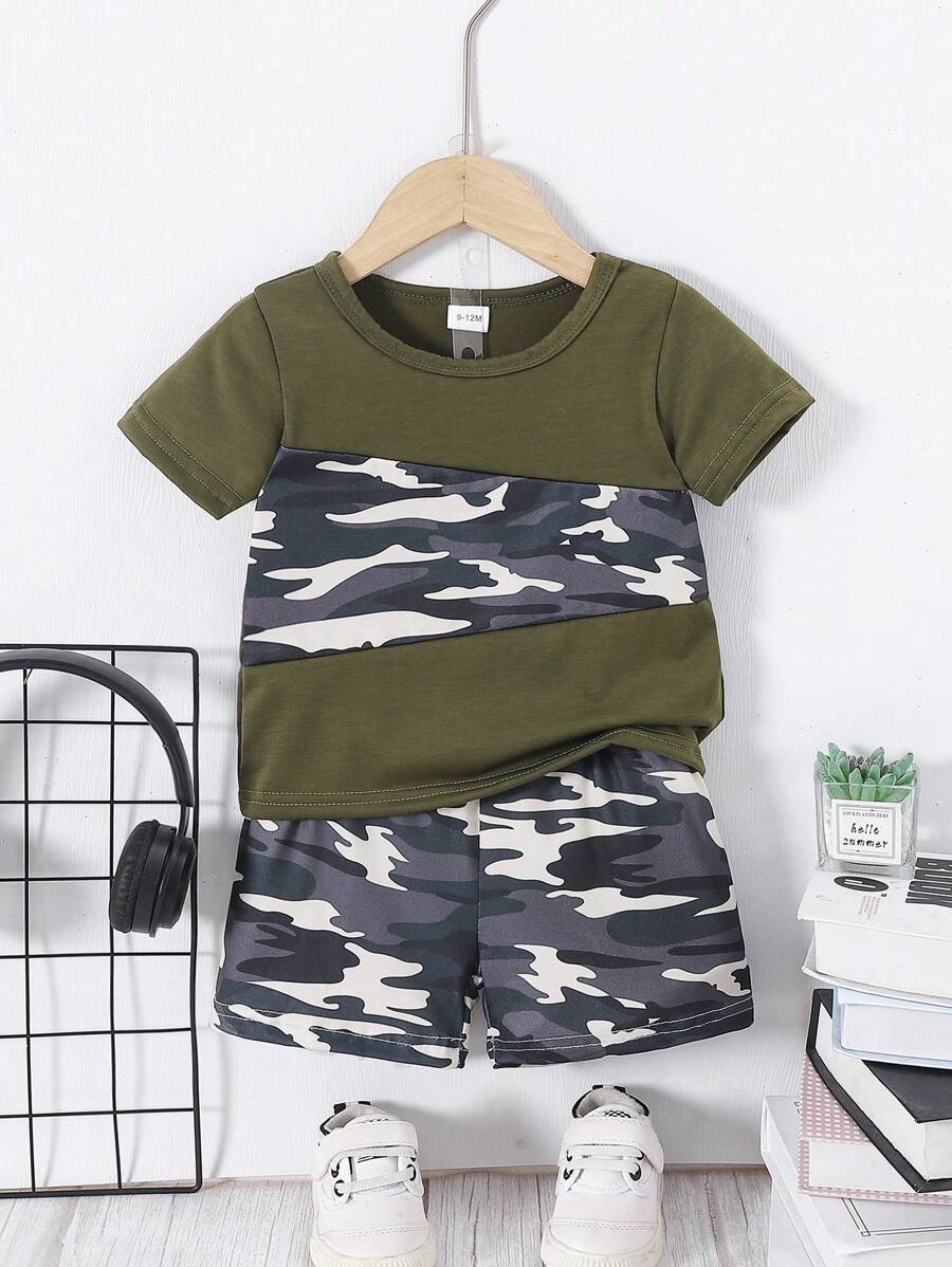 Set de 2 piezas, camiseta de manga corta de cuello redondo con estampado de camuflaje y pantalones cortos, informal para niños, para verano