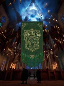 Harry Potter 1 stuk grappige bannervlag, vintage kwastvlag van Zweinstein met vier hogescholen voor buiten, binnenplaats, tuin, terras en woondecoratie - magische benodigdheden voor het decoreren van de scène, perfect voor feesten, festivals en fans, exclusief hangstokken, verjaardagscadeau, klaslokaaldecoratie, alleen inclusief vlaggen [officieel gelicentieerd]