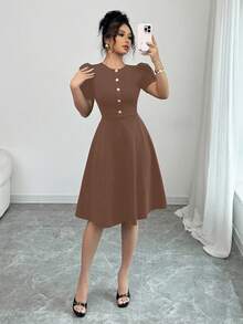 Đầm ngắn tay dáng suông màu trơn cài cúc kiểu dáng thanh lịch dành cho nữ, thích hợp cho mùa hè. - Cà phê - Xem 4