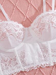 Lingerie sexy. Ensemble de lingerie en dentelle blanche impeccable. Ajustement confortable. Courbes parfaites. Libérez votre charme