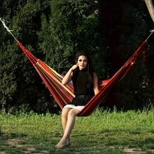 Hamaca para exteriores de gran resistencia, con capacidad de 450 lbs, durable y portátil, incluye correas para árboles y bolsa de transporte, apta para camping, patio, jardín y uso en interiores - tela roja, 102.36x31.5 pulgadas