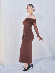 Andrea Bello Vestido de mujer elegante, romántico y minimalista con hombros descubiertos, manga acampanada y abertura lateral - Marrón - Ver 3