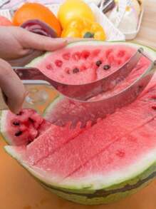 Trancheuse à pastèque et cuillère à fruits tout-en-un, pratique pour les pique-niques et le camping afin de créer des moments gourmands amusants, créateur de bonheur d'enfance ! Ensemble trancheuse et cuillère à pastèque, forme amusante pour jouer avec les fruits, indispensable pour l'interaction parent-enfant, laissant de doux souvenirs de dégustation de pastèque