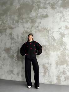 女士休闲心形图案圆领长袖套头衫和长裤套装，刺绣设计