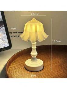 1 Stück Europäischer Retro Mini Tischlampe - Warmweiße LED Beleuchtung Nachtlicht, batteriebetriebene Lampe mit weichem Licht zum Schutz der Augen, Dekoration für Feiertage, Partys, perfektes Geburtstagsgeschenk, Palast-Stil Lampe, Schlafzimmerdekoration - Blumen Atmosphäre Licht, ideale Schreibtisch- und Nachttischdekor, Geschenk für Vater-/Muttertag, Büro Dekoration Lampe, für Schlafzimmer, Zimmer, Wohnzimmer, Küche, Schreibtisch, Hochzeit, Wohndekoration, INS-Stil dekorative Lampe, einfach kreative Blütenknospen Mini Tischlampe