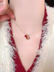 A Fashionable And Individualistic Rhinestone-Encrusted Double-Layered Necklace