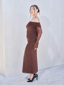 Andrea Bello Vestido de mujer elegante, romántico y minimalista con hombros descubiertos, manga acampanada y abertura lateral - Marrón - Ver 4