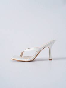 女士人字拖细高跟凉鞋，时尚人字拖，适合户外圣诞节冬季穿着，也是不错的圣诞礼物选择。