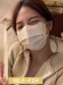 50 piezas/paquete; Tamaño de la máscara: Ancho 9.5cm, Longitud superior 17.8cm, Longitud inferior 19cm; Máscara protectora con forma de mariposa que realza la belleza, disponible en varios colores para satisfacer el deseo de belleza e individualidad de las personas. Mientras protege la salud, también puede mostrar el sentido de la moda personal; El diseño ergonómico crea un producto de máscara cómodo y de moda.