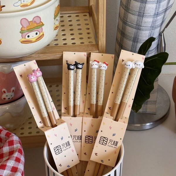 Sanrio 2 pièces Joli coffret cadeau Sanrio ~ Style Ins Ours tridimensionnel crème mignon. Couvert de table mignon pour adultes et enfants. Baguettes en bois de Nanmu, cadeau, fournitures scolaires