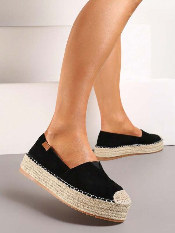 Espadrilles sur une plateforme tissée en faux