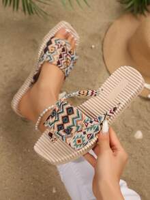 Plus Size Women Geometric Print Slide Sandals, Fashionable Geometric Design With Wide Strap & Thong Toe, Simple & Stylish With Light Color, Dual Grip Non-Slip Sole. Easily Embrace Fashion And Comfort, Whether Strolling The Street Or Heading To The Beach, You Can Be The Fashion Focus.