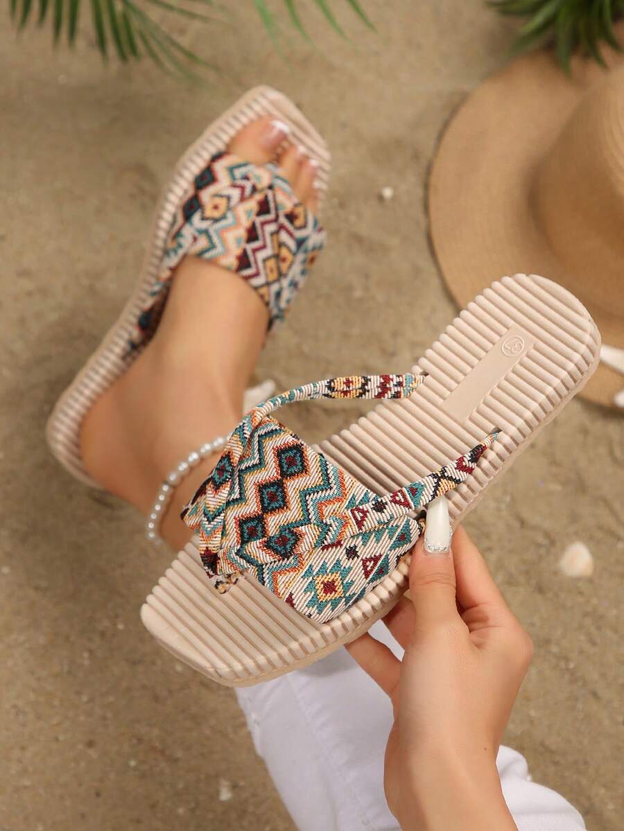 Plus Size Women Geometric Print Slide Sandals, Fashionable Geometric Design With Wide Strap & Thong Toe, Simple & Stylish With Light Color, Dual Grip Non-Slip Sole. Easily Embrace Fashion And Comfort, Whether Strolling The Street Or Heading To The Beach, You Can Be The Fashion Focus.