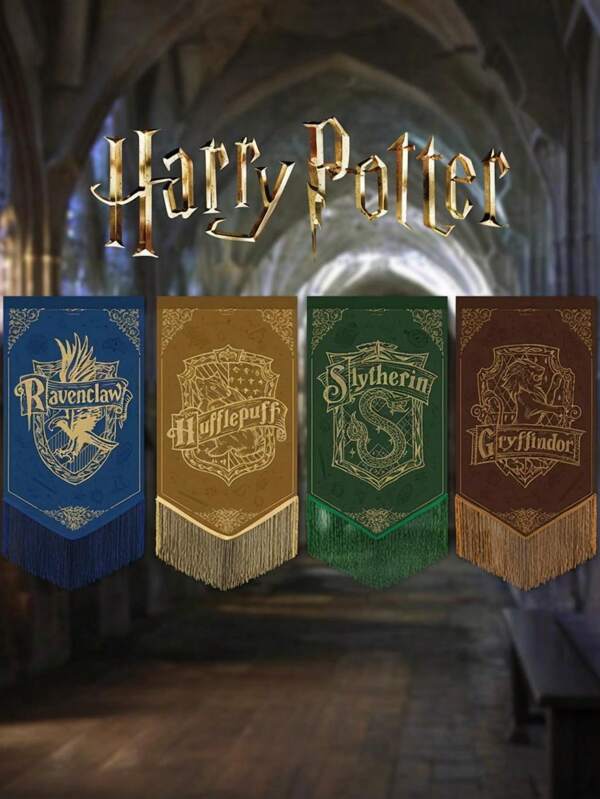 Harry Potter Harry Potter-vlag, Zweinstein Vier Colleges Retro Kwastjesvlag voor Buitenplaats, Tuin, Patio & Woondecoratie - Magische Decorerende Benodigdheden, Perfect voor Feesten, Festivals & Fans, Exclusief Hangstokken, Alleen Inclusief Vlaggen