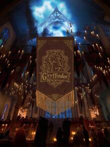 Harry Potter 1 stuk grappige bannervlag, vintage kwastvlag van Zweinstein met vier hogescholen voor buiten, binnenplaats, tuin, terras en woondecoratie - magische benodigdheden voor het decoreren van de scène, perfect voor feesten, festivals en fans, exclusief hangstokken, verjaardagscadeau, klaslokaaldecoratie, alleen inclusief vlaggen [officieel gelicentieerd]