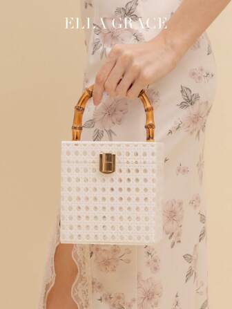 这款纯白色手袋采用亚克力材质制成，饰有镂空几何图案。手柄采用竹节设计，更添自然复古气息。正面的金属扣环更添精致。非常适合春夏季节搭配休闲或度假风格服装，也适合派对场合。