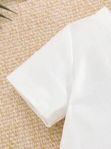 Conjunto de 3 piezas: Camiseta de manga corta con estampado gráfico casual de dinosaurio y letra, pantalones cortos tipo peto, y sombrero, para el verano