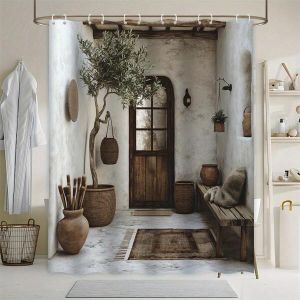 Ein Stück eines rustikalen mediterranen Innenhofs mit einer Duschvorhang-Darstellung eines Olivenbaums, mit weißWashed Wänden, einer Holztür, einer gemütlichen Bank, einer rustikalen Laterne und einer erdigen, einladenden Atmosphäre. Es beinhaltet 12 Haken für Raumdekoration, Badezimmer-Accessoires, Schulanfang