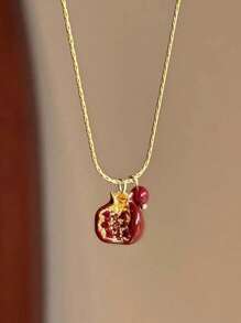 A Fashionable And Individualistic Rhinestone-Encrusted Double-Layered Necklace