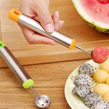 Trancheuse à pastèque et cuillère à fruits tout-en-un, pratique pour les pique-niques et le camping afin de créer des moments gourmands amusants, créateur de bonheur d'enfance ! Ensemble trancheuse et cuillère à pastèque, forme amusante pour jouer avec les fruits, indispensable pour l'interaction parent-enfant, laissant de doux souvenirs de dégustation de pastèque