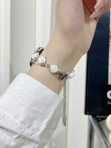 Pulseira de relógio feminina elegante com flor de camélia a laser e liga metálica, compatível com Series 10, 9, 8, 7, 6, 5, 4, 3, 2, 1, 38 mm, 40 mm, 41 mm, 42 mm, 44 mm, 45 mm, 46 mm e 49 mm Ultra 1/2 SE para substituição de pulseira