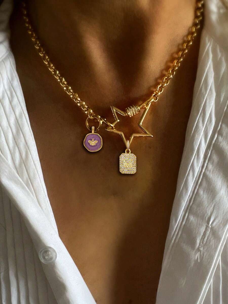 1 件钻石星形登山扣，配有字母吊坠和蝴蝶吊坠，适合女士佩戴，适合在高端派对上佩戴。