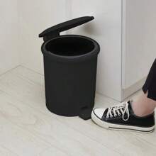 1pc Black Plastic Indoor Trash Can Combines Style, Convenience And Durability To Make Trash Disposal Easy And Efficient, Withstanding Daily Use While Maintaining A Tidy, Modern Aesthetic