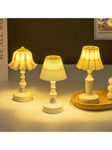 1 Stück Europäischer Retro Mini Tischlampe - Warmweiße LED Beleuchtung Nachtlicht, batteriebetriebene Lampe mit weichem Licht zum Schutz der Augen, Dekoration für Feiertage, Partys, perfektes Geburtstagsgeschenk, Palast-Stil Lampe, Schlafzimmerdekoration - Blumen Atmosphäre Licht, ideale Schreibtisch- und Nachttischdekor, Geschenk für Vater-/Muttertag, Büro Dekoration Lampe, für Schlafzimmer, Zimmer, Wohnzimmer, Küche, Schreibtisch, Hochzeit, Wohndekoration, INS-Stil dekorative Lampe, einfach kreative Blütenknospen Mini Tischlampe