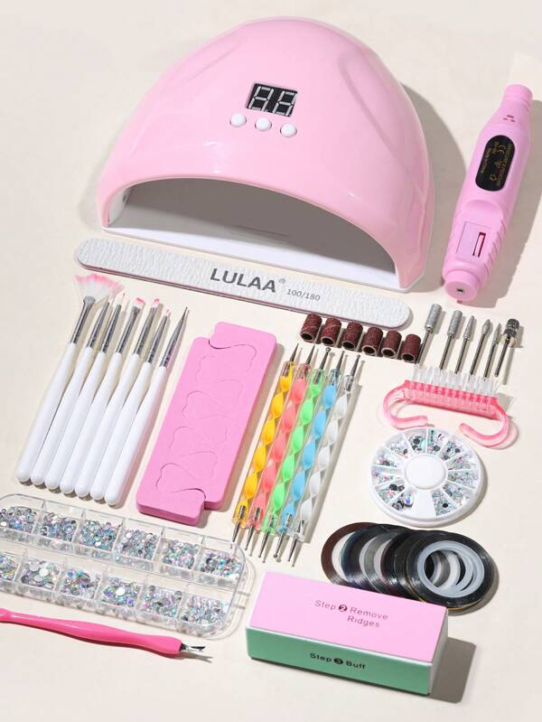 Set manichiură 22 piese: Lampă unghii, Polizor unghii, Pixuri unghii, Pix punctator, Bijuterii unghii, Separatoare de degete, Împingătoare de cuticule, Clește pentru cuticule, Linii metalice pentru unghii, Pensule unghii