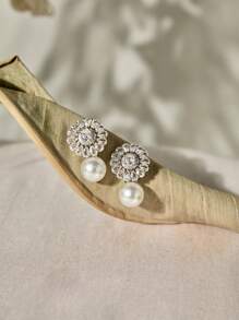 1 Coppia di eleganti orecchini alla moda da donna con inserti di perle finte e zirconi bianchi