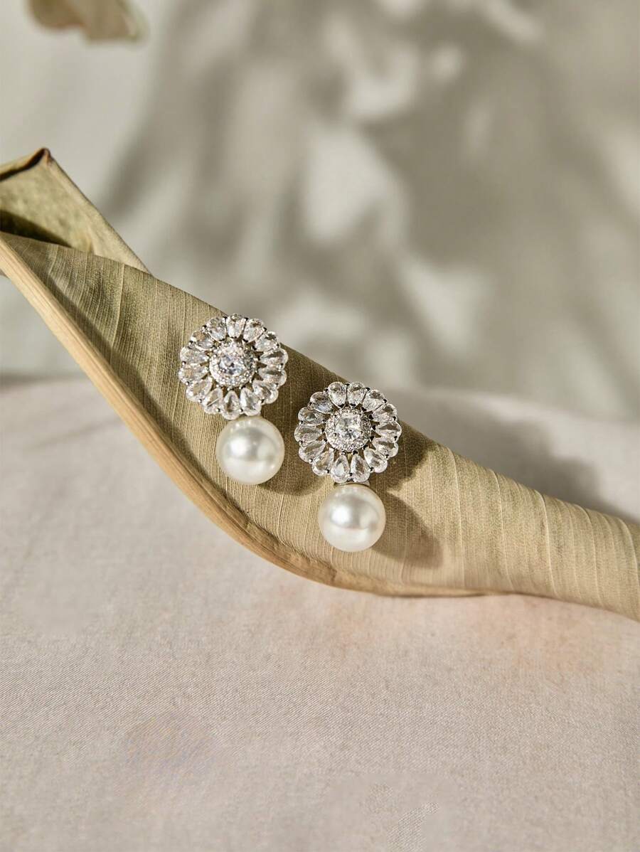 1 Coppia di eleganti orecchini alla moda da donna con inserti di perle finte e zirconi bianchi