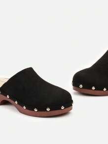 Zuecos con tachuelas decorativas