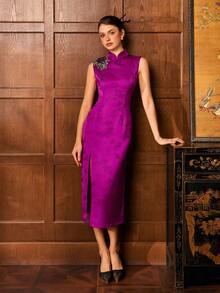 Vestido Cheongsam moderno - Qipao a medida de cuello alto y sin mangas con abertura en el muslo y bordado floral | Vestimenta formal de seda de lujo para eventos de gala, bodas de lujo, banquetes de negocios, inauguraciones de galerías de arte y festivales culturales - Morado - Ver 1